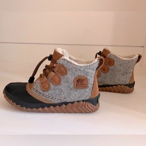 Sorel Out N About Boots - size 3